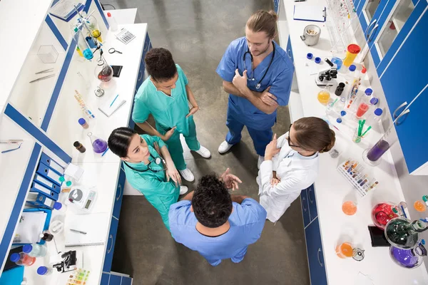 Kollegen diskutieren über Arbeit — Stockfoto