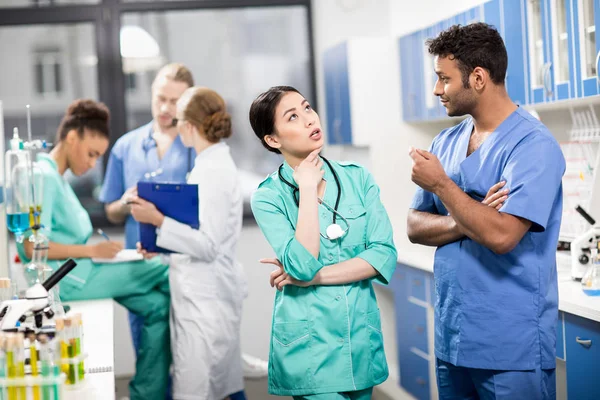 Colegas discutiendo trabajo — Foto de Stock