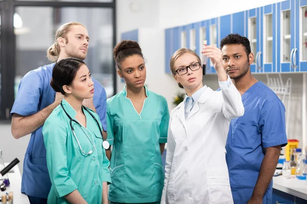 Travailleurs médicaux en laboratoire — Photo