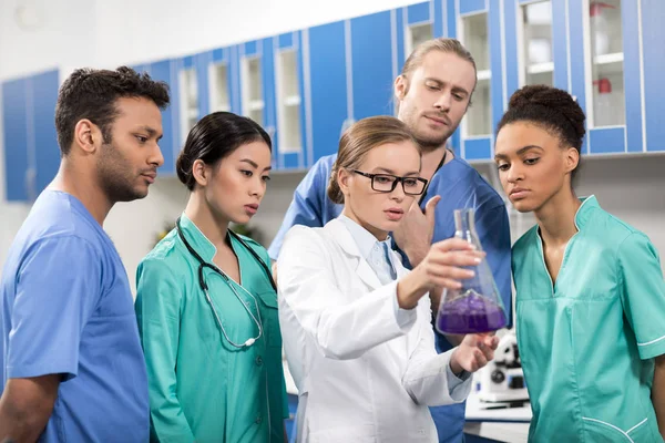 Medical workers in laboratory — Stock Photo, Image