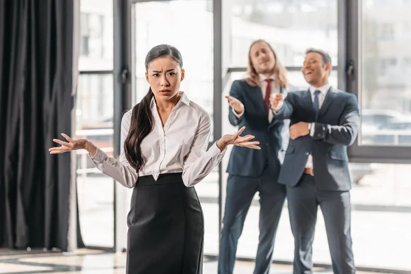 Geschäftsfrau mit Achselzucken-Geste — Stockfoto