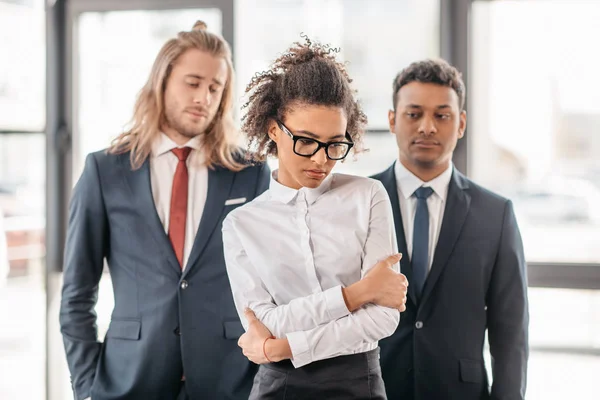 Femme d'affaires et hommes d'affaires en fonction — Photo