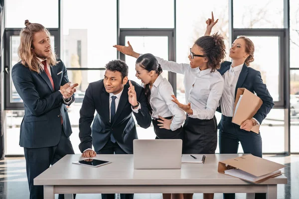 Equipo empresarial multicultural peleando — Foto de Stock