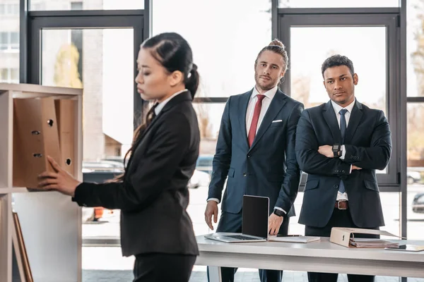 Jungunternehmerin mit Kollegen — kostenloses Stockfoto