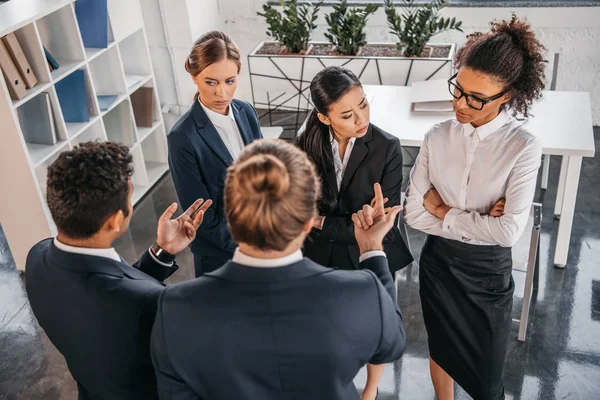 Коллеги в формальной одежде спорят на деловой встрече — стоковое изображение Коллеги в формальной одежде спорят на деловой встрече — стоковое фото