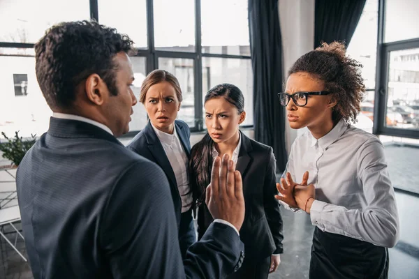 Geschäftsleute in Formalbekleidung streiten sich im Büro — Stockfoto