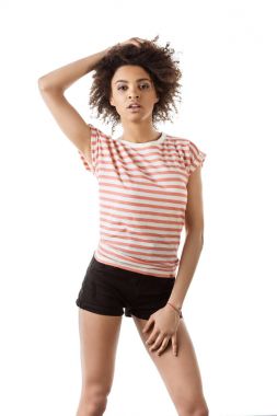 Kameraya bakan kadın.