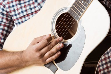 Gitar çalan adam