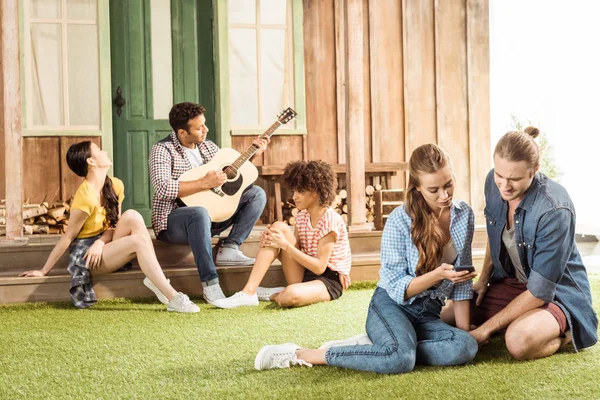 Par som använder smartphone — Stockfoto