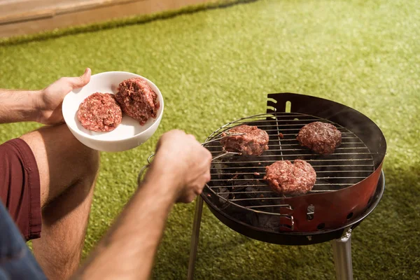 Person grillt Burger — Stockfoto