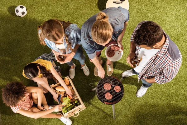 Vänner att göra grill — Stockfoto