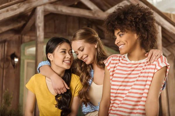 Lachende jonge vrouwen — Stockfoto