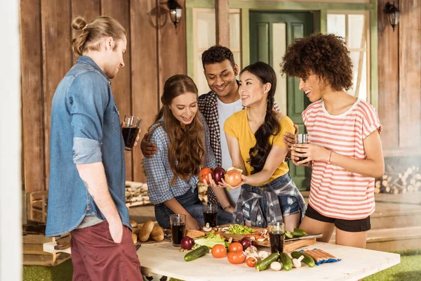 Unga vänner på picknick — Stockfoto