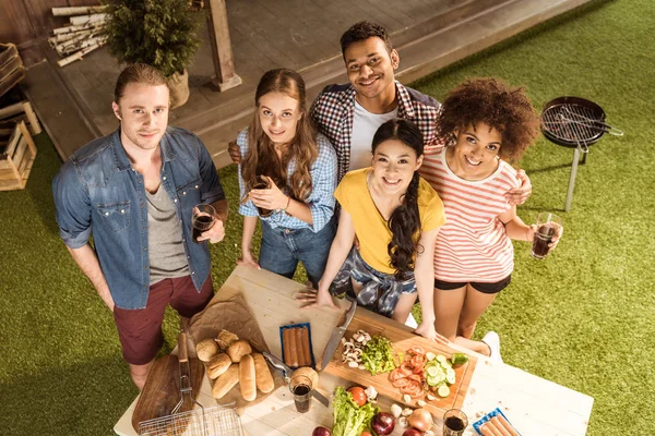 Unga vänner på picknick — Stockfoto