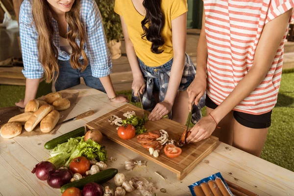 Young women cutting vegetables — Stock Photo, Image