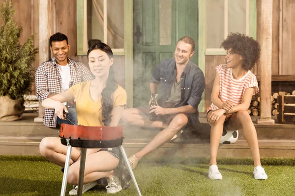 Marktlieden barbecue terwijl vrienden zitten — Stockfoto