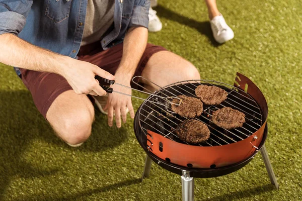 Homem preparando churrasqueira ao ar livre — Fotografia de Stock