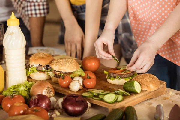 Marktlieden hamburgers aan boord van de keuken — Stockfoto
