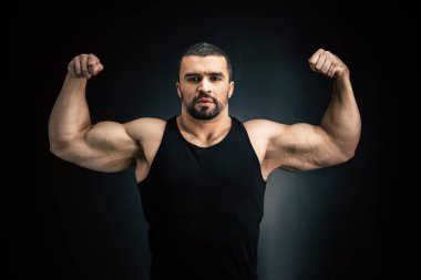 Güçlü adam gösteren kaslar