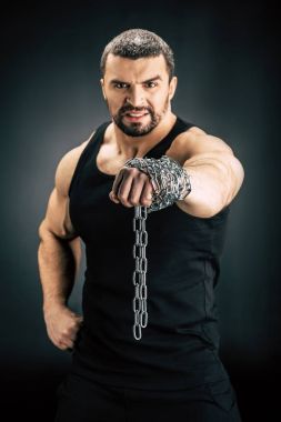 Adam metal zincir ile