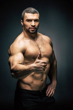 başparmak gösterilmesini atletik erkek