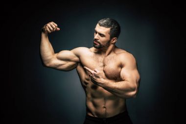 gömleksiz sportif adam gösteren kaslar
