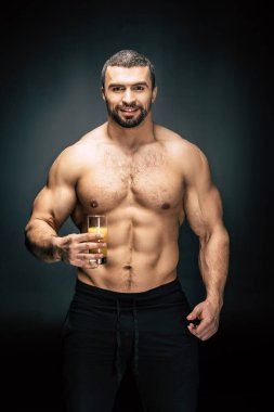 bardak suyu ile atletik erkek