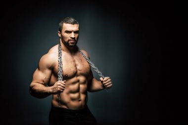 Adam metal zincir ile