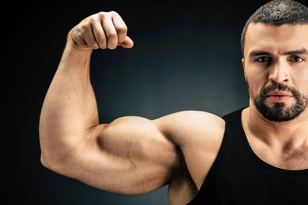 Uomo forte mostrando muscoli — Foto Stock
