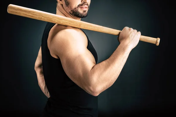 Homem esportivo com bastão de beisebol — Fotografia de Stock