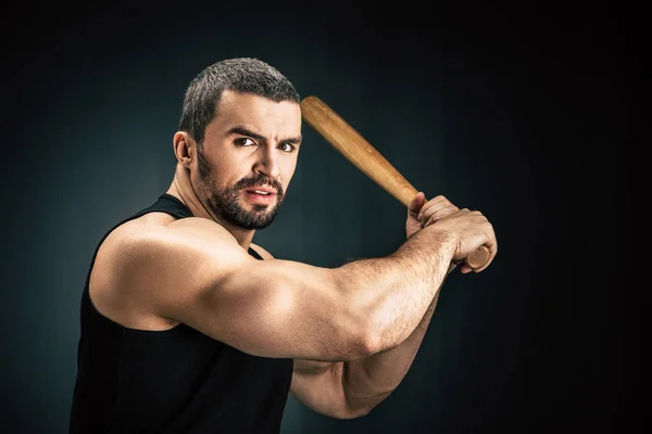 Sportlicher Mann mit Baseballschläger — Stockfoto