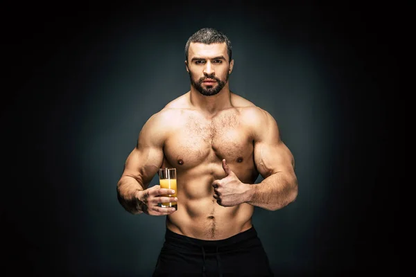 Athletic man with glass of juice — Stock Photo, Image