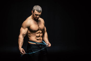 Teyp ölçme ile sportif adam