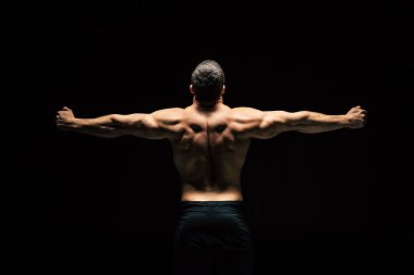 gömleksiz sportif adam gösteren kaslar