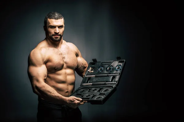 Homem sem camisa com equipamento desportivo — Fotografia de Stock