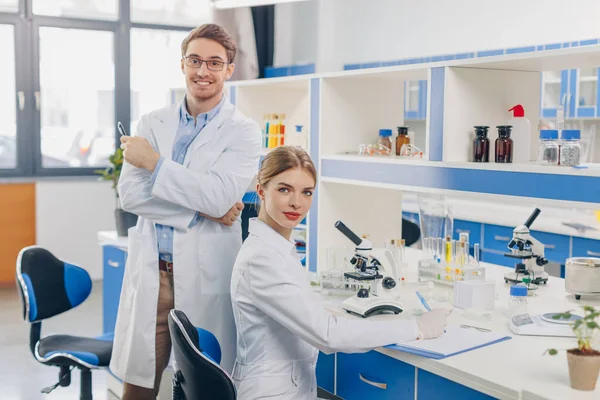 Cientistas que trabalham em laboratório — Fotografia de Stock