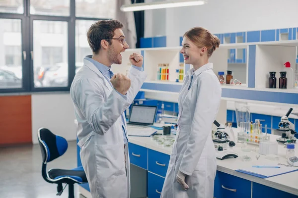 Científicos excitados en laboratorio — Foto de Stock