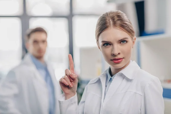 Chemist having idea — Stock Photo, Image