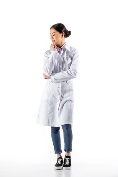 Asiatique médecin en blanc manteau — Photo de stock