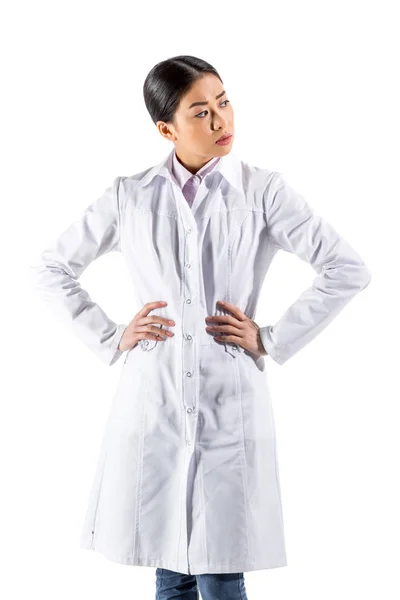Asiático médico en blanco abrigo - foto de stock