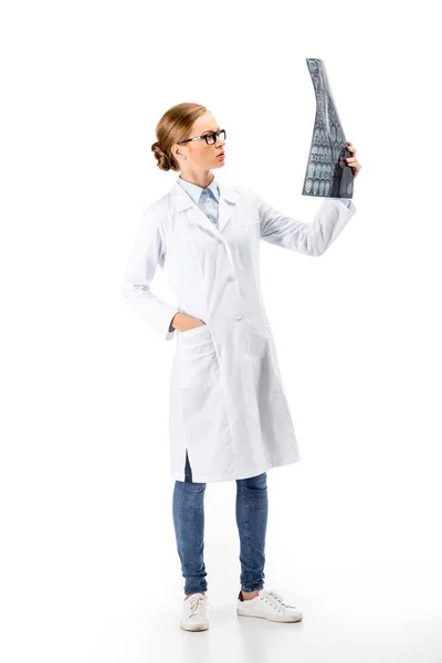 Doctor sosteniendo rayos X - foto de stock