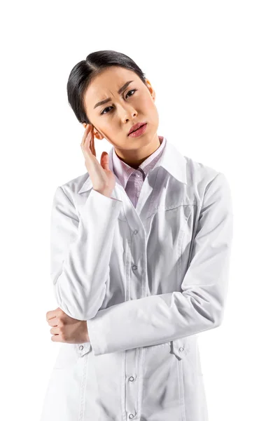 Asiático médico en blanco abrigo - foto de stock