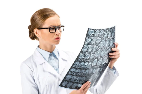 Доктор проводит рентген — стоковое фото