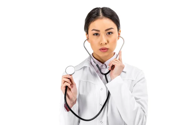 Médecin asiatique avec stéthoscope — Photo de stock
