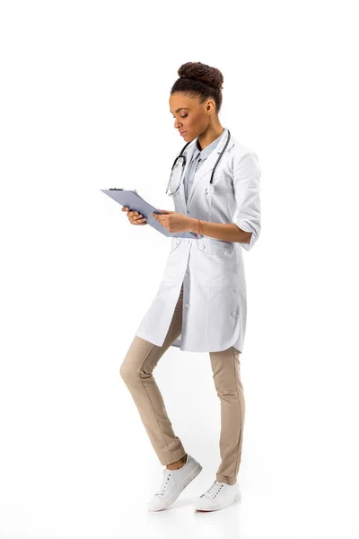 Médecin afro-américain avec diagnostic — Photo de stock