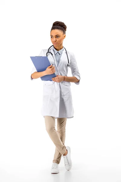 Médico afro-americano com diagnóstico — Fotografia de Stock