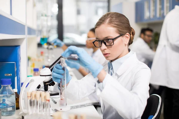 Junge Wissenschaftlerin im Labor — Stockfoto