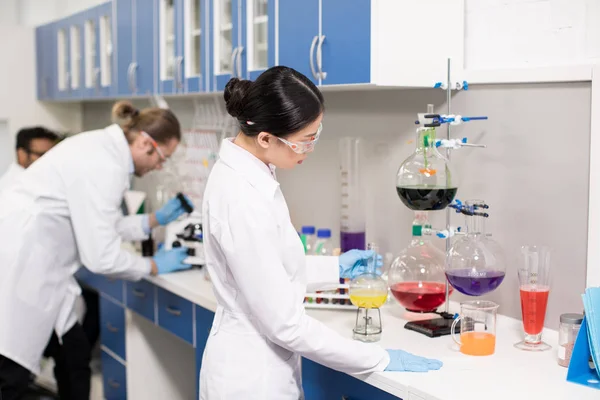 Jóvenes científicos en laboratorio - foto de stock