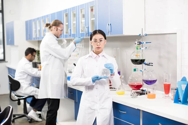 Jóvenes científicos en laboratorio - foto de stock