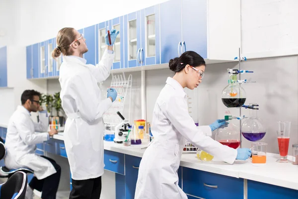 Jóvenes científicos en laboratorio - foto de stock